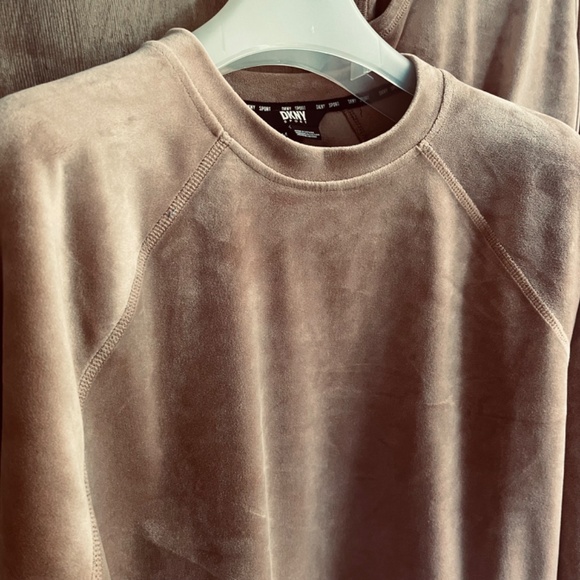 DKNY Platinum Velour Lounge Set Crewneck Sweatshirt (M) & Slim-Fit Joggers (S) - Picture 5 of 16